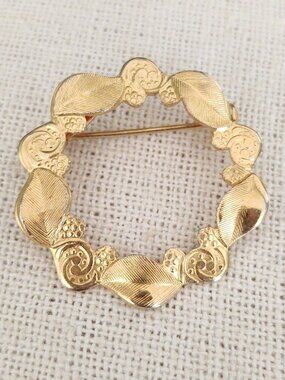 Shiny gold wreath brooch
